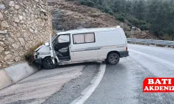 Antalya’da Kontrolden Çıkan Araç İstinat Duvarına Çarptı