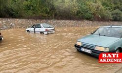 Alanya göle döndü — D-400 karayolunda araçlar mahsur kaldı, sahilde kafe sel sularına teslim oldu