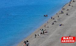 Türkiye Karla Mücadele Ederken Antalya’da Deniz Keyfi