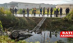 Kanala Düşen Cipten Çıkarılan Eşinin Cenazesini Gözyaşlarıyla İzledi