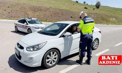 Duygulandıran Hareket: Trafik Jandarması Kestiği Cezayı Kendisi Ödedi