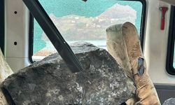 Kaya Parçası Yolcu Minibüsüne İsabet Etti