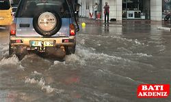 Antalya’da Sarı Kodlu Yağış Etkili Oldu: Trafik Aksadı, Araçlar Mahsur Kaldı