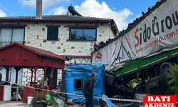 Demre–Kaş Yolunda TIR Şarampole Uçtu: Taş Evde Büyük Hasar