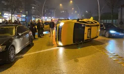 Ticari taksi park halindeki araca çarpıp devrildi!