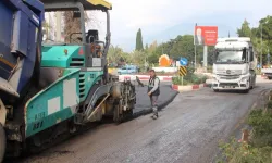 Antalya Büyükşehir'den Finike'ye asfalt desteği