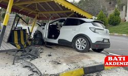 Antalya'da Kontrolden Çıkan Araç Jandarma Noktasına Çarptı: 4 Yaralı