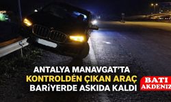 Manavgat’ta Korkutan Kaza: Araç Bariyere Çarparak Asılı Kaldı
