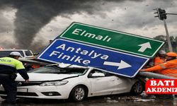 Finike’de Hortum: Yönlendirme Tabelası Aracın Üzerine Devrildi