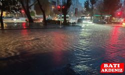 İzmir’de Sağanak Yolları Göle Çevirdi!