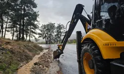 Kuvvetli yağış ve fırtına Antalya'da hayatı olumsuz etkiledi