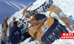 Çığ Nedeniyle İş Makineleri Kar Altında Kaldı