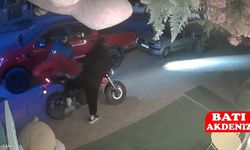 Alanya’da Pes Dedirten Hırsızlık: Çiçekçinin Önündeki Pelüş Ayıyı Çalıp Kaçtılar