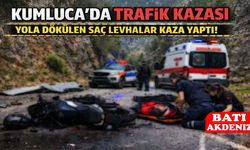 Kumluca’da Kamyonetten Yola Dökülen Saç Levhalar Kazaya Neden Oldu