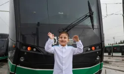 Hayal etti, 6 yaşında vatman oldu!