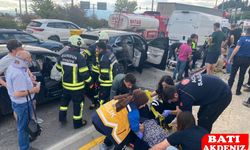 Antalya'da Korkutan Kaza! Antalya Kavşağı'nda Araçlar Birbirine Girdi: 5 Yaralı var