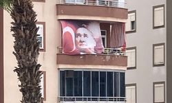 Kumluca'da tartışma yaratan görüntü: Atatürk ve Türk bayrağı posteri güneşlik mi yapıldı?