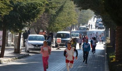 ELMALI'DA ATATÜRK KOŞUSU DÜZENLENDİ.