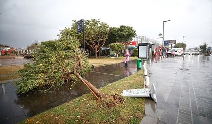 Antalya'da kuvvetli yağış ve fırtına etkili oldu