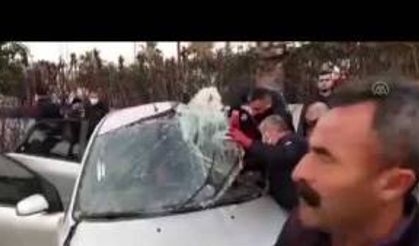 Adana'da ağaca çarpan otomobildeki iki kişi yaralandı