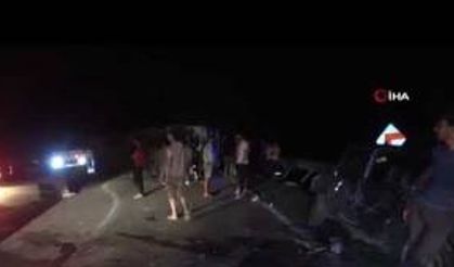 Freni boşalan kamyonun sürücüsü, araç konvoyunu görünce kamyonunu yan yatırdı