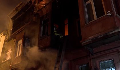 Fatih'te 2 katlı binada çıkan yangın söndürüldü