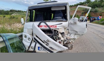 Burdur'da işçi minibüsüyle otomobil çarpıştı 14 kişi yaralandı