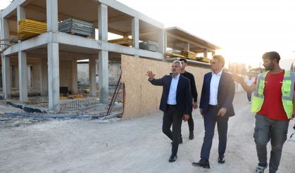 Hatay Büyükşehir Belediye Başkanı Öntürk, depremzede esnafla bir araya geldi