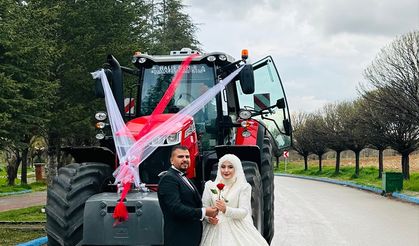 Kahramanmaraşlı çift, traktörü "gelin arabası" yaptı