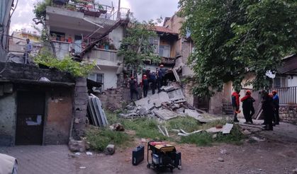 Kahramanmaraş'ta ağır hasarlı bina kendiliğinden çöktü