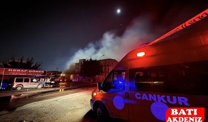 Adana'da Mobilyacılar Sitesi'ndeki yangında 6 iş yeri hasar gördü