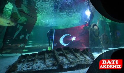 Antalya'da köpek balıklarıyla dolu akvaryumda bayrak açarak 30 Ağustos'u kutladılar