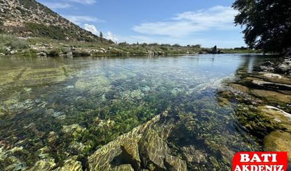 Finike'deki Antik kentin içinden akan su antik kentin ziyaretçilerini cezbediyor