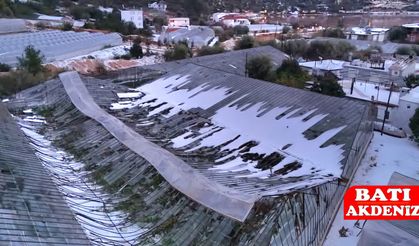 Demre'de dolu seralarda büyük hasar verdi