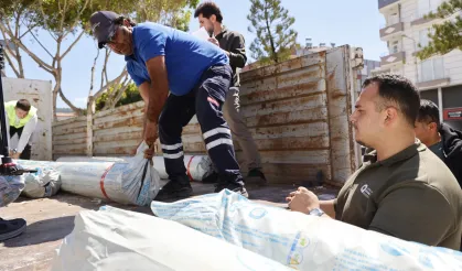 Antalya'da Kumlucalı çiftçilere hortum sonrası destek