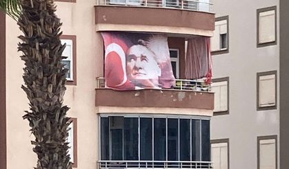 Kumluca'da tartışma yaratan görüntü: Atatürk ve Türk bayrağı posteri güneşlik mi yapıldı?