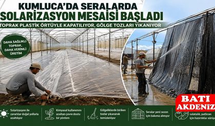 Kumluca'da Seralarda Solarizasyon Mesaisi Başladı: Toprak Plastik Örtüyle Kapatılıyor, Gölge Tozları Yıkanıyor