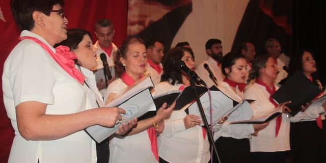 Gülnar'da Türk halk müziği korosu konser verdi
