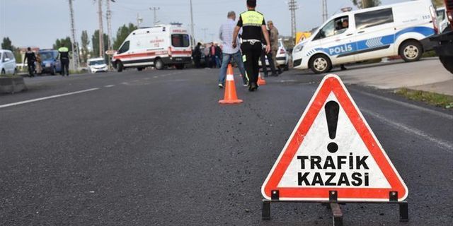 Burdur'da iki otomobilin çarpıştığı kazada 2 kişi öldü, 4 kişi yaralandı