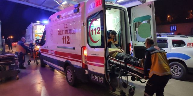 Adana'da otomobil ve panelvanın çarpışması sonucu 4 kişi yaralandı
