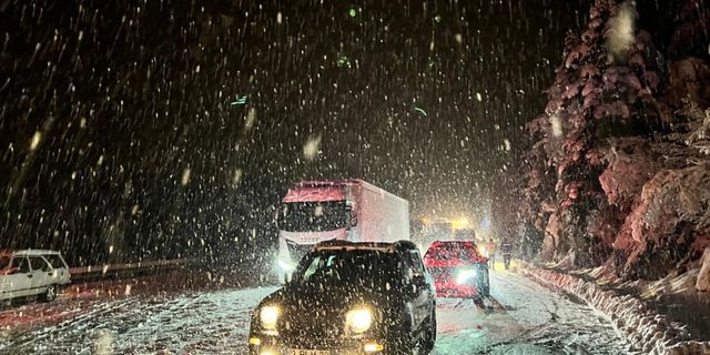 Antalya-Konya kara yolu kar yağışı nedeniyle ulaşıma kapandı