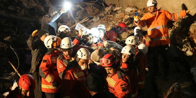 CEKUT ekipleri Kahramanmaraş'ta 63 saat sonra bir kişiyi enkazdan çıkardı