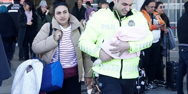 Deprem bölgesinden getirilen afetzedeler Antalya'da otellere yerleştiriliyor