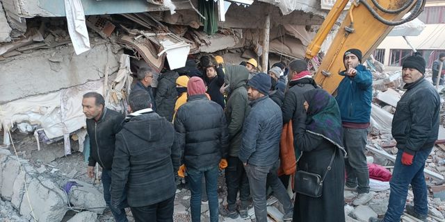 Kahramanmaraş'ta 65 yaşındaki kadın 62 saat sonra enkazdan çıkarıldı