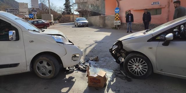 Kozan'da trafik kazalarında 5 kişi yaralandı