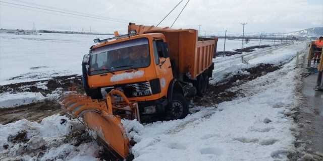 Tefenni'de kar küreme aracı devrildi