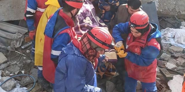 TSK İnsani Yardım Tugayı Kahramanmaraş'ta enkazdan bir kişiyi kurtardı
