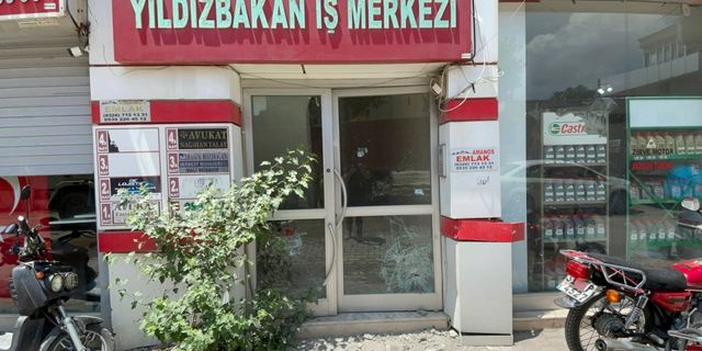 Hatay'da hasarlı minarenin kontrollü yıkımında 2 iş yeri ve 1 kamyon zarar gördü