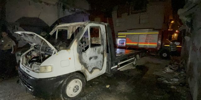 Adana'da park halindeki çekici yandı