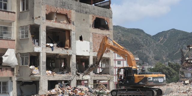 Hatay'da ağır hasarlı binaların yıkımı sürdü